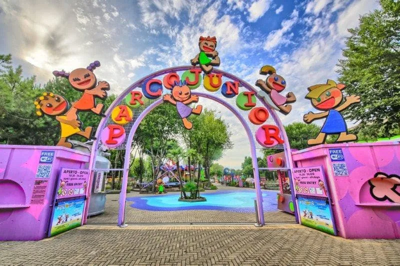 Parco Junior di Lignano Sabbiadoro: il parco dei bambini nel cuore di Lignano City, dal trenino del lago dei cigni ai clown del Burger Circus - Itinerari in Friuli Venezia Giulia
