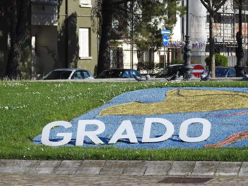 Le spiagge di Grado, dalla spiaggia vecchia alla Pineta: dieci chilometri di sabbia rivolti a sud, la diga degli austriaci e i tratti liberi fra i pini - Mare, Laguna & Costa in Friuli Venezia Giulia