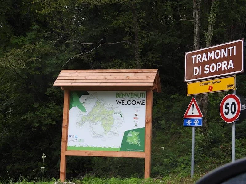 Tramonti di Sopra, in cima alla Val Tramontina: la chiesa valdese, i murales dei mestieri, i laghi del Meduna e la pitina nata a Frassaneit - Montagna & Trekking in Friuli Venezia Giulia