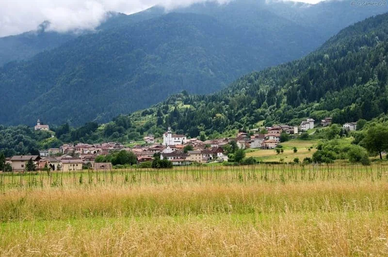Sutrio, il paese del legno in Carnia: Sant'Ulderico degli Schiavi, la croce di Osvaldo Nodale e il presepe di Teno che mette la Natività nel borgo - Montagna & Trekking in Friuli Venezia Giulia