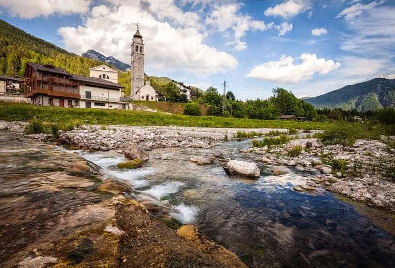 Forni di Sopra, i Forni Savorgnani: la zecca clandestina di Sacuidic, il polittico di Bellunello a San Floriano e le Dolomiti Friulane - Montagna & Trekking in Friuli Venezia Giulia
