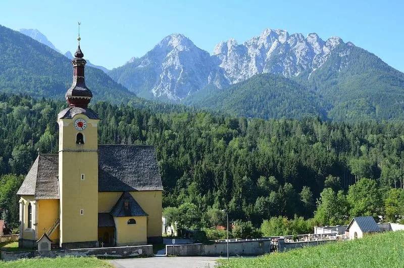 Fusine in Valromana, la Weissenfels delle fucine: la prima forgia del 1404, il castello dei conti di Cilli, le acciaierie delle catene e il paese passato dalla Carniola all'Italia - Montagna & Trekking in Friuli Venezia Giulia