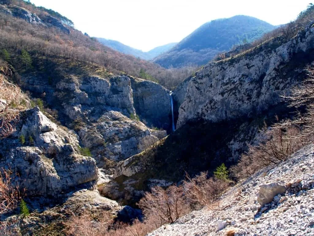 Riserva della Val Rosandra: la valle fra flysch e calcare, il clima che cambia alla cascata, l'acquedotto romano e la via del sale - Natura & Wildlife in Friuli Venezia Giulia