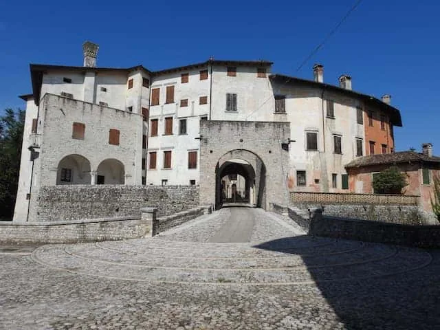 Il castello di Tricesimo sulla collina di Fraelacco: il presidio dei patriarchi sulla strada del Norico, la villa dei Valentinis, le mura abbattute da Napoleone e la Madonna Missionaria - Storia in Friuli Venezia Giulia