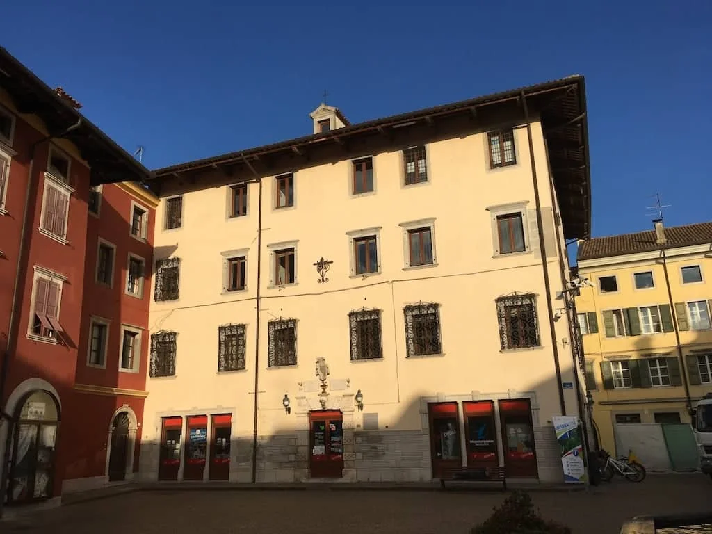Gli ebrei di Cividale del Friuli: la comunità del Duecento, il cimitero, il Monte di Pietà, le lapidi del Museo e Amalia ed Elvira Piccoli deportate nel 1944 - Storia in Friuli Venezia Giulia