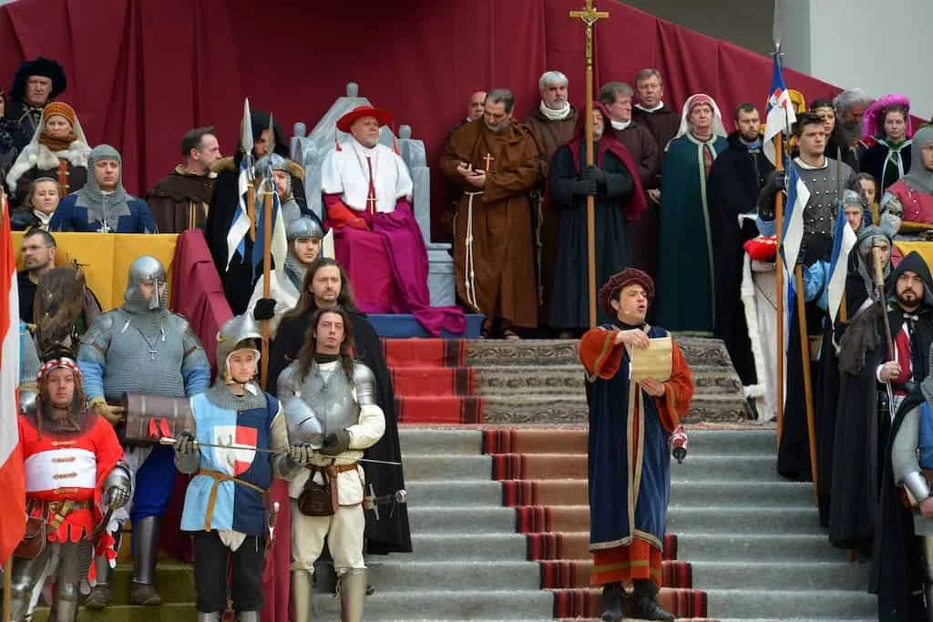 La Messa dello Spadone a Cividale: il rito del patriarca, i tre colpi di spada, l'elmo, l'Evangeliario e l'ingresso di Marquardo - Storia in Friuli Venezia Giulia