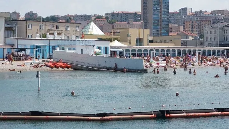 Il Pedocìn di Trieste: il Bagno alla Lanterna del 1903, il muro che divide uomini e donne fin dentro il mare e i tre nomi di un soprannome - Storia in Friuli Venezia Giulia