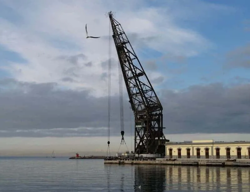 L'Ursus, il pontone-gru del porto di Trieste alla deriva nella bora del 2011 - Storia in Friuli Venezia Giulia